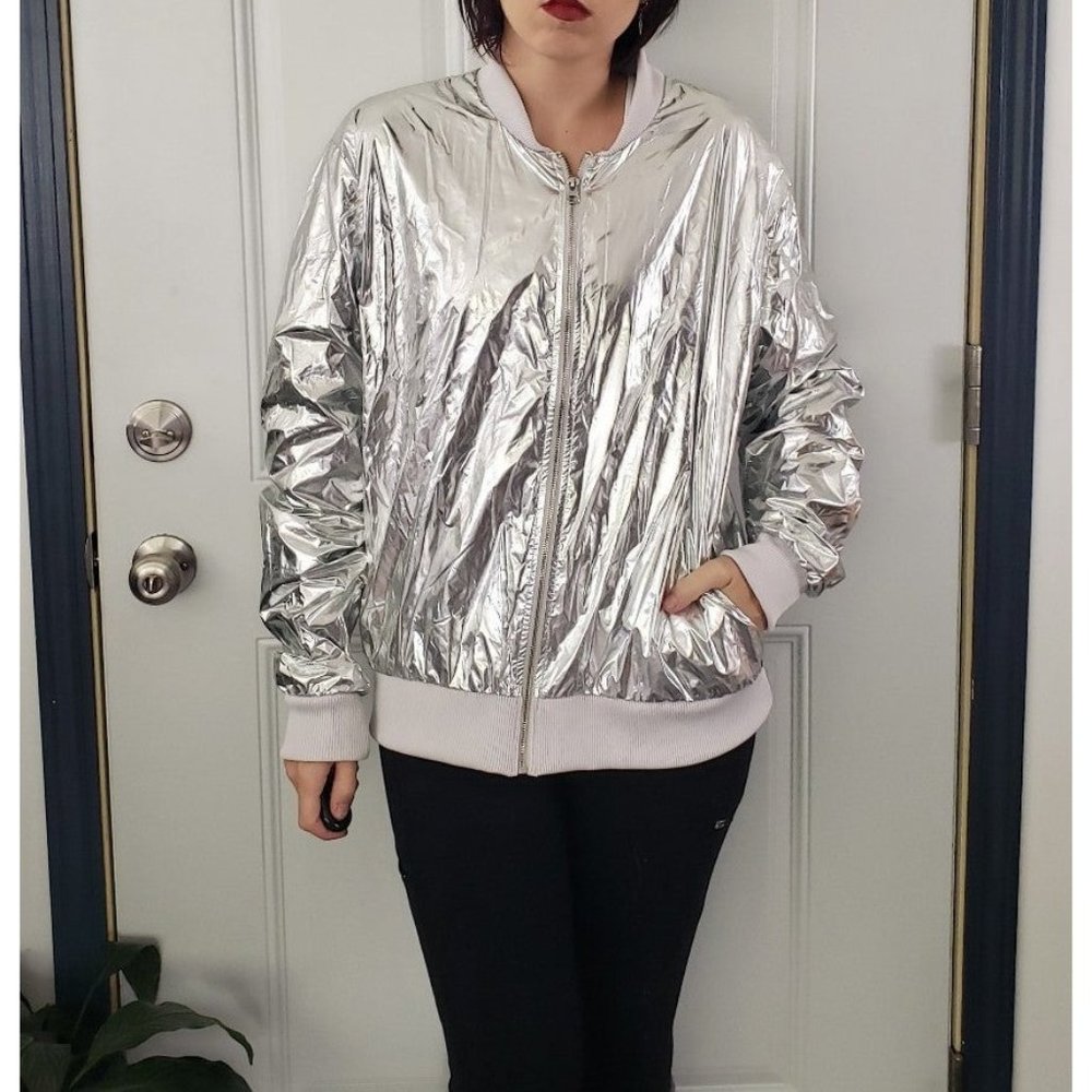 Victoria Sport‎ Silver Windbreaker